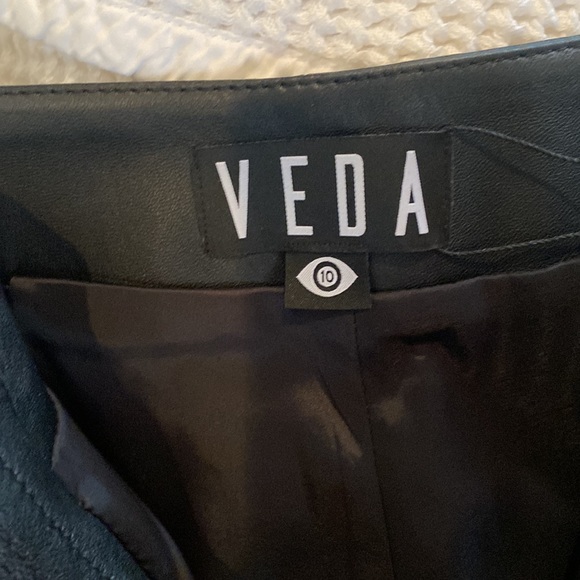 Elegant Black Leather Women Shorts - Picture 6 of 11